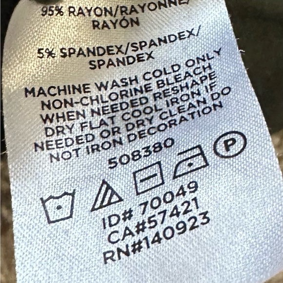 LOFT Outlet Olive Green 3/4 Sleeve Henley Top - Women’s Size Medium - Picture 5 of 5